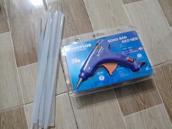 Product Review of MÁY BẮN KEO ( ĐƯỢC TẶNG 10 CÂY KEO NẾN ) VÀ KEO NẾN from >** T**n T**h T**n <** 6** A** 0