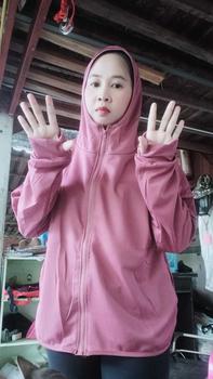 Product Review of เสื้อคลุมกันแดด เสื้อคลุมกัน UV เสื้อคลุมผ้าลื่น ป้องกันผิวจาก UV เนื้อผ้าบางใส่สบาย เสื้อคลุมมีฮู้ด Sport ออกกำลังกาย กีฬา from L**y 3