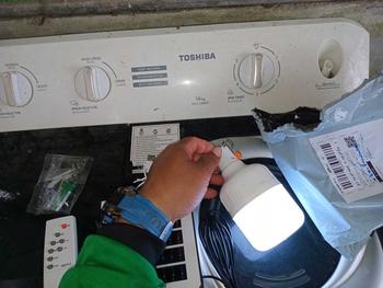 Product Review of 【1แถม1】ไฟโซล่าเซล ไฟโซล่า 2000W ไฟแคมป์ปิ้ง พร้อมรีโมท หลอดไฟแบบพกพา Solar Light Outdoor สว่างอัตโนมัติเมื่อฟ้ามืด กันน้ำ IP67 Camping สีขาว ไฟสปอต ใส่หลอดไฟได้ น้ำท่วมและไฟสปอตไลท์ from น**ง 2