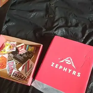 DXPRO - Thawb Gamis Pria Emboss Premium Black – Jubah Muslim Modern Lengan Panjang Bahan Adem Nyaman Dipakai Seharian VT