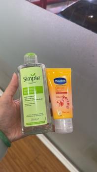 Product Review of Nước Hoa Hồng SIMPLE Không Chứa Cồn Hỗ Trợ Cân Bằng , Chăm Sóc Da Và Dưỡng Da Mặt 200ml [1] from H**y 0