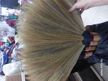 Product Review of ไม้กวาดดอกหญ้าด้ามกำ{ที่หัวทับด้วยยางมะตอย}{1มัดมี 10 ด้าม} from S**6 1