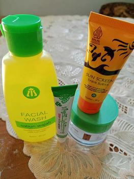 Product Review of Liz Skincare Paket Flek Hitam 4 in 1 Facial Wash Krim Pemutih Malam Siang Sunscreen Tabir Surya - Pencerah Lightening from I** a**k m**g 💞** 0