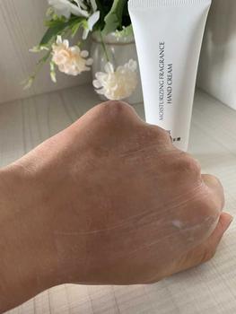 Product Review of 【giao hàng 24h】[Mua 1 Tặng 1] Kem dưỡng tay hương thơm, dưỡng ẩm lâu dài, làm sáng tông da, Giúp da mềm mịn, dùng thử cho nam và nữ, 50g/ống from 1**c 0