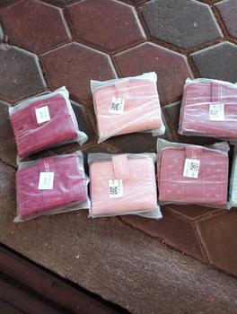 Product Review of กระเป๋าสำหรับผู้หญิง กระเป๋าสตางค์ใบสั้น พกพาสะดวก ขนาดเล็กแบบพกพา พร้อมช่องใส่บัตร แฟชั่นสําหรับสตรี สีสดใส from K**9 1