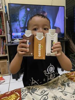 Product Review of OATSIDE Mix Cap Oat Milk Barista Blend Chocolate Coffee 200ml (6pcs) (Kemasan Tutup Botol) | Susu Oat Barista Blend Cokelat Kopi from i**l 1