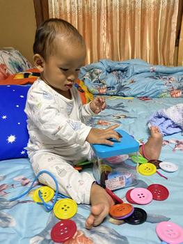 Product Review of (ส่งด่วน) ชุดประหยัด กระปุกเหลี่ยม+ กระดุม 40 เม็ด + การ์ดสี + เชือก ครบชุด️ กระดุมยักษ์ เสริมพัฒนาการ (11007) น่ารัก from N**n 1
