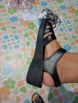 Product Review of รองเท้าแตะรัดส้นผู้หญิง หนา4.5ซม sandals ตีนตุ๊กแก แฟชั่น กันลื่น ให้คุณแม่ ใส่สบาย นำเข้าราคาถูก from y**6 3
