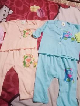 Product Review of ชุดกระดุมแขนยาว 2 ชุด แบบผ้าสีพื้น แรกเกิด - 6เดือนไม่เกิน10 กิโล. ผ้าไม่หนา ไส่สบาย ซักง่าย ไม่อับชื้น ลายเปลี่ยนตามรอบจ้า from เ**💓 0