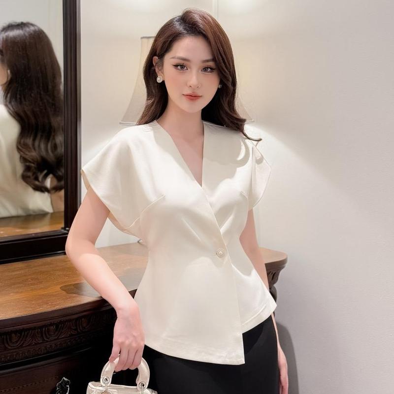 Set gồm Áo nữ dáng peplum cổ V vạt lệch tay chờm vai đính cúc ngọc và Chân váy bút chì YAME AA182 + ACV182