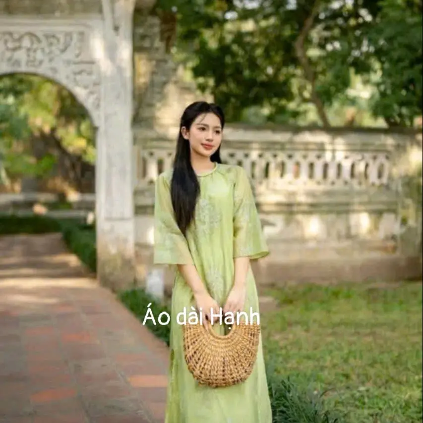 áo dài tơ thêu mầu xanh trắng phối cổ y hình- áo dài hạnh