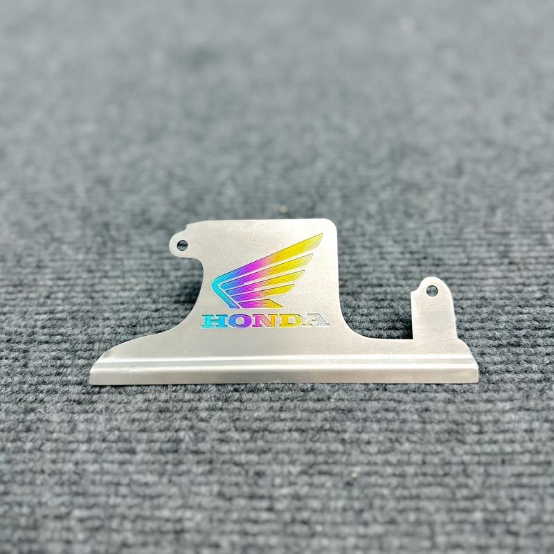 ￼CHE NẮP KÉT NƯỚC TITAN MẪU CÁNH CHIM GẮN VARIO 125 150 AB 2016-2020 Phụ Kiện Phụ Tùng