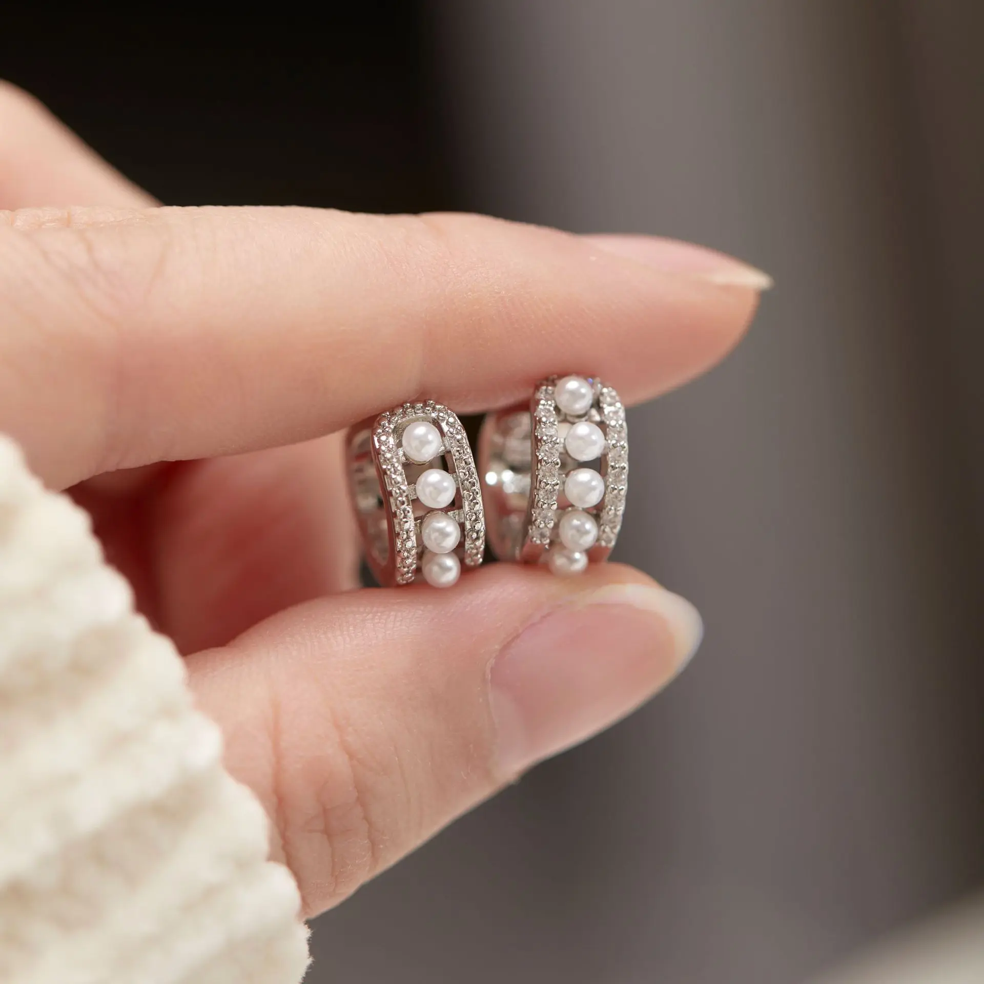 Luxurious and Exquisite Pearl Earrings with a High-End Vintage Style, Versatile Commuting Hoop Earrings, Mosquito Coil Ear Clips