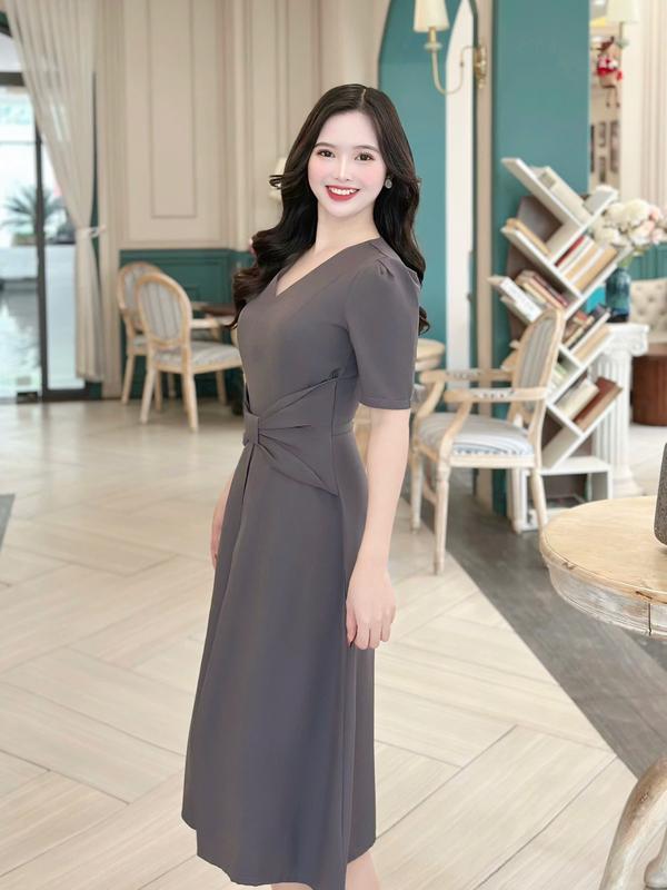 Đầm nữ thiết kế Nhật Vy cổ chữ V tay ngắn đính nơ eo cách điệu form chiết eo dáng xoè chất lụa phù hợp văn phòng công sở dự tiệc thanh lịch - D3067 Xám 8