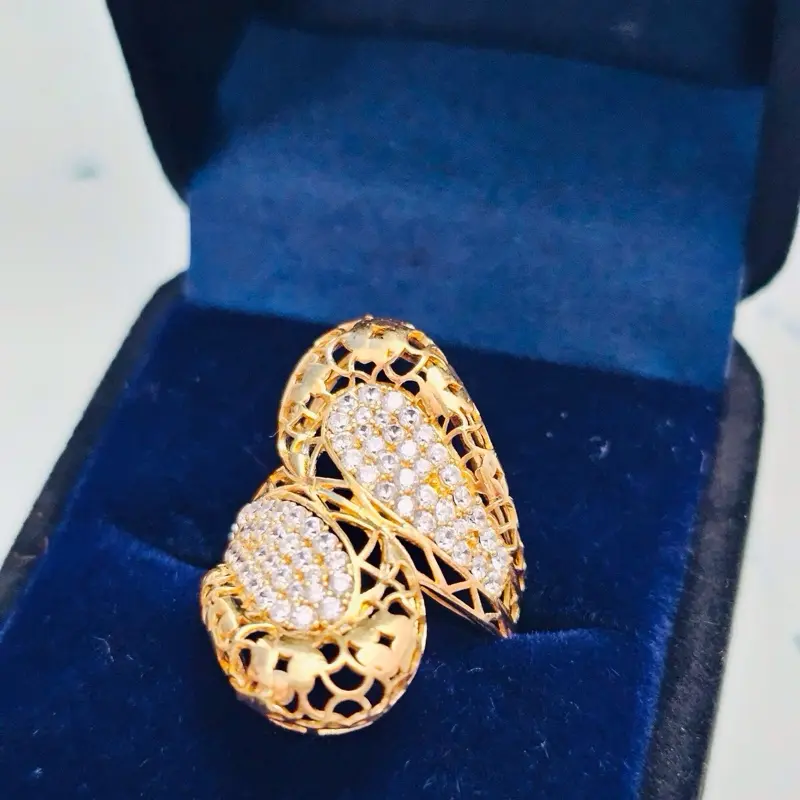 Nhẫn nữ thiết xéo vô cùng sang trọng và tinh xảo, với chất liệu đồng đỏ nguyên chất cao cấp!