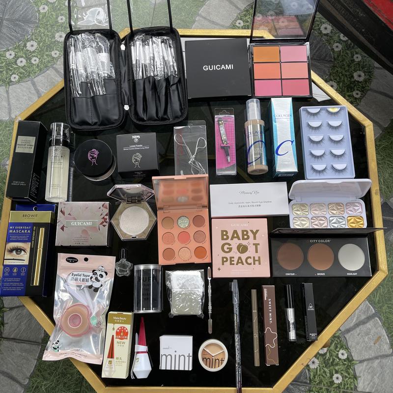 Set Makeup Cá Nhân  set makeup gồmbộ cọ kem nềnphấn phủphấn mắtphấn má kẹp minhíp gắn mimi giảmascara chuốt mắtbắt sángbắt sáng 8 ôtạo khốikích mí  keo mí  keo mi  mút tán nền khay trộn nềnche khuyết điểm 3 ôchì kẻ màykẻ mắt nhũ mắt xịt khóa nền