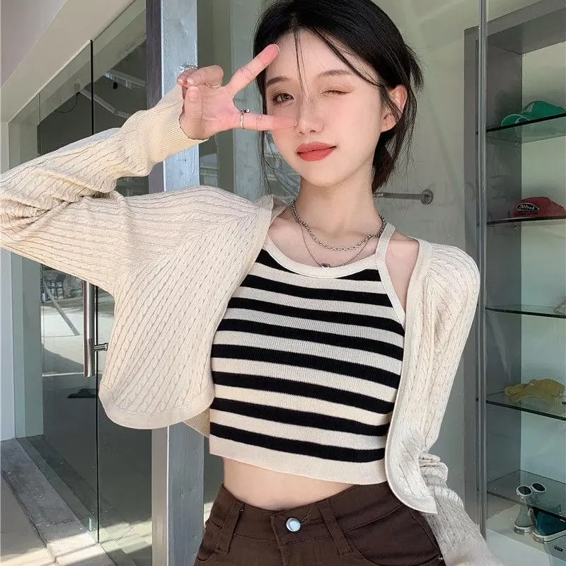 Áo Khoác len dệt kim kiểu Croptop,kèm áo len trong hai dây sọc ngang