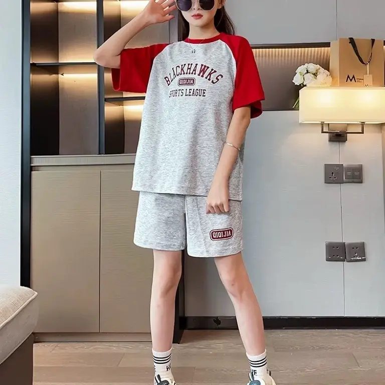 Bộ quần áo bé gái giáp lăng tay đỏ- Phong cách thể thao- Chất thun cotton thấm hút mồ hôi Sandal set begai Bon Kids Shop