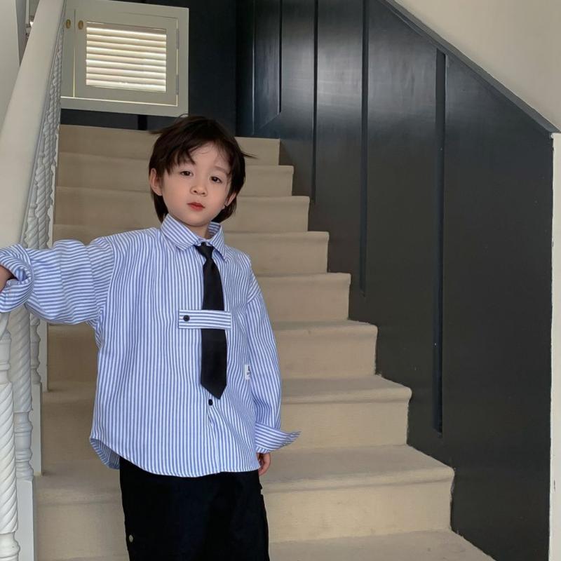 Aó sơ  mi tay dài  tay phối sọc xanh phong cách nhật bản thắt cà vạt rất thời trang cho bé trai