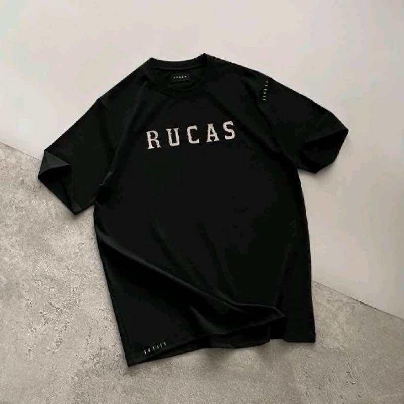 【COD】V-C Kaos RUCAS Kaos Distro Pria  katun The Initial Hand Stitch Black Tee  Baju Kaos wanita Streetwear Pria Lengan Pendek Dewasa Distro Keren Premium Style/Kaos Pria, Grafis Kaos Lembut Dan Nyaman Untuk Pria oversize Men Tshirt Tees Panjang Putih 0