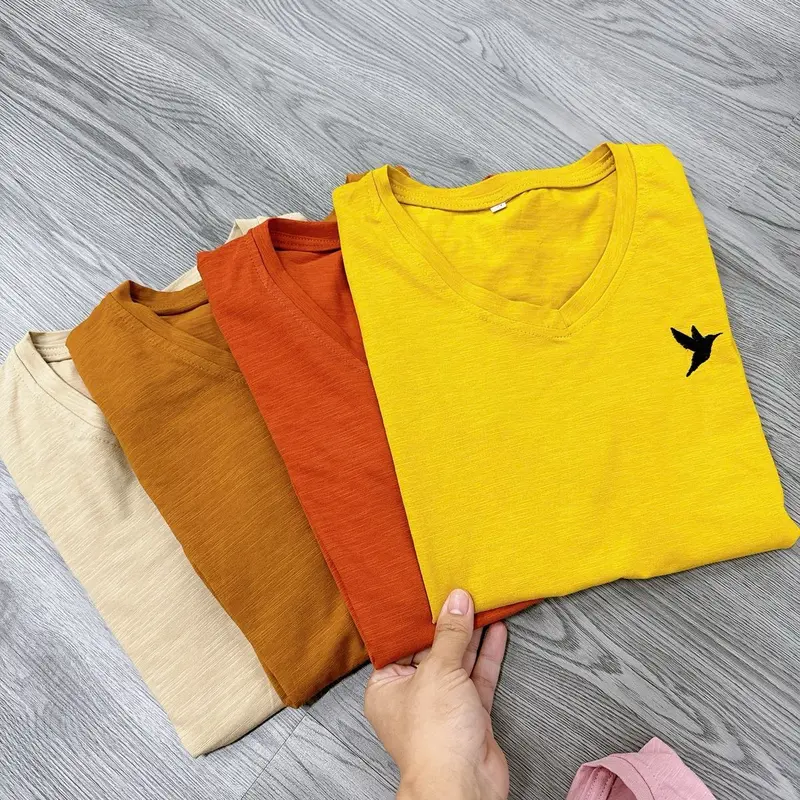 Áo phông nữ kiểu cổ tim thêu ngực chất cotton xước organic baby dư mềm mát, dễ chịu Women Thun Top Cổ Tim 2