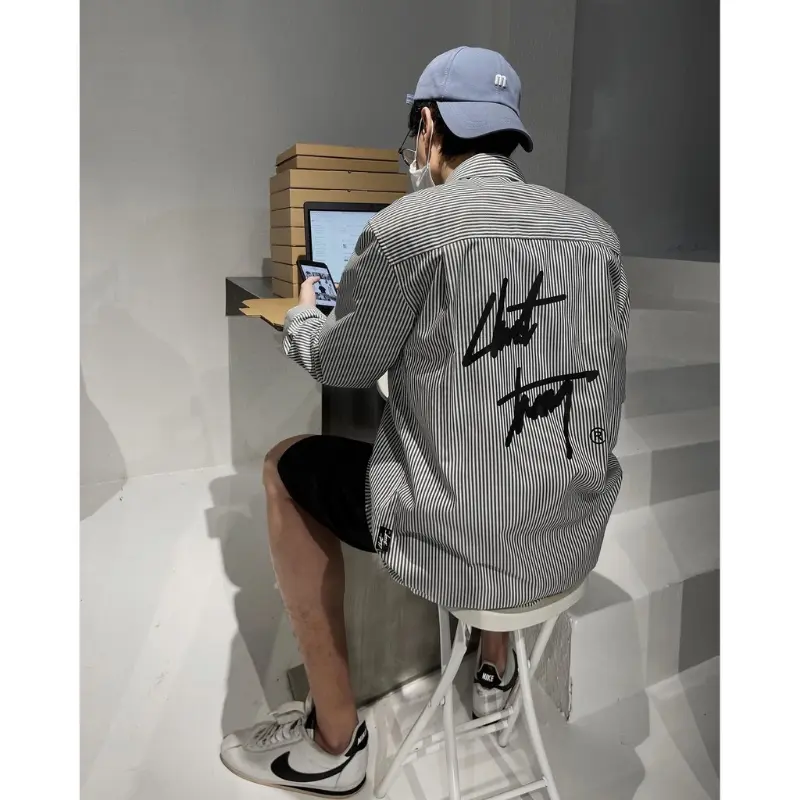 ÁSơ Mi Nam Nữ UNISEX Oxford Sọc Xám Đen HọTiết Chữ Ký Chuôt Trắng Chất Liệu Lanh UMI Mềm Thoáng Mát Form ÁDày Dặn Menswear Shirt Kem Có Cổ