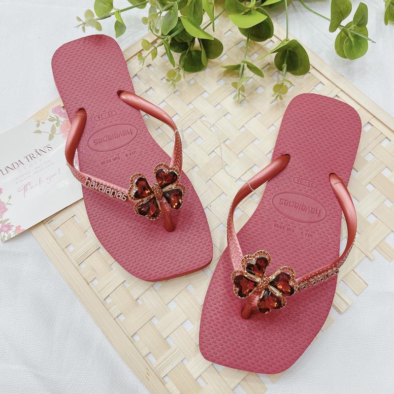  DÉP HAVAIANAS ĐẾ VUÔNG CHARM CỎ 4 LÁ   02 - LINDATRAN 