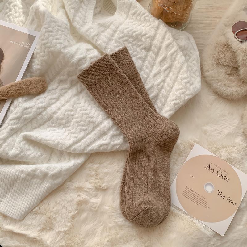 Product Introduction of Autumn and Winter Solid Color Soft Simple Medium Thickened Warm Pile Socks 6