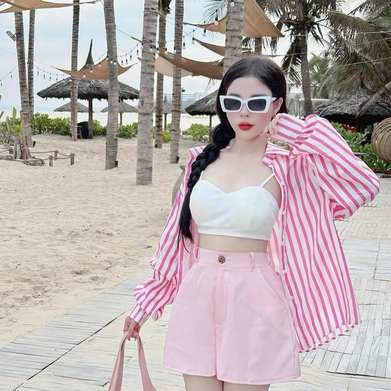 Một chiếc sét ba món đi biển dạo phố hẹn hò caffe hết xảy con bà bảy đây ạ.với chất vải áo bra có mút khoác Kate quần kaki lưng thun khóa kéo chuẩn xịn nè Nữ Women Top Kem