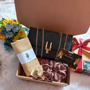HAMPERS CEWEK ULANG TAHUN/HADIAH CEWEK ULANG TAHUN/GIFT BOX CEWEK ULANG TAHUN/HADIAH CEWEK ULANG TAHUN TAS SELEMPANG DAN HIJAB/KADO CEWEK ULANG TAHUN/KADO GURU/KADO HARI IBU