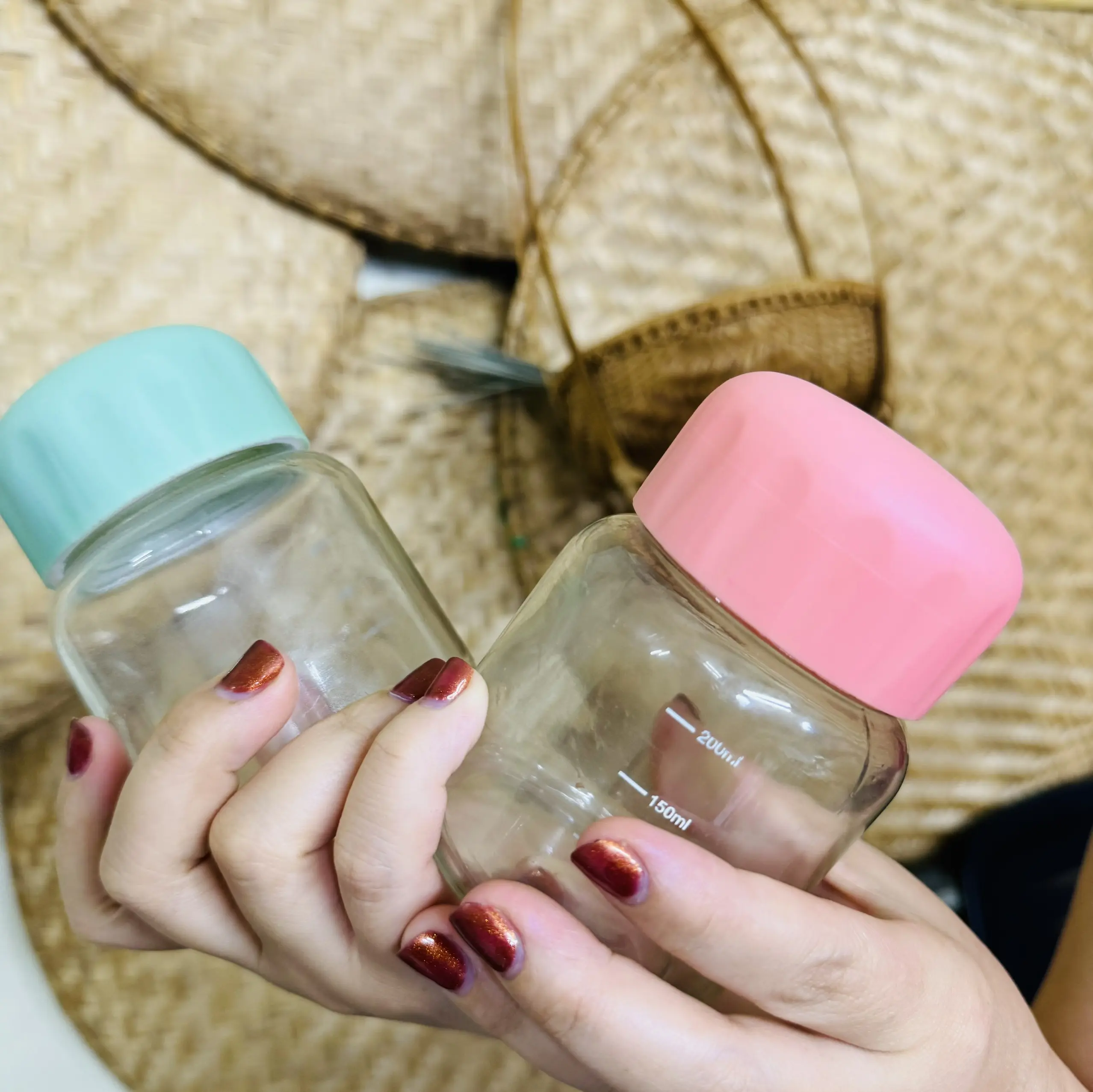 [Quà tặng kèm trà gừng ]Bình thủy tinh có nắp phong cách Hàn Quố.c có vạch chia 200ml 2 màu xanh/ hồng - bình dầy, chắc, đẹp
