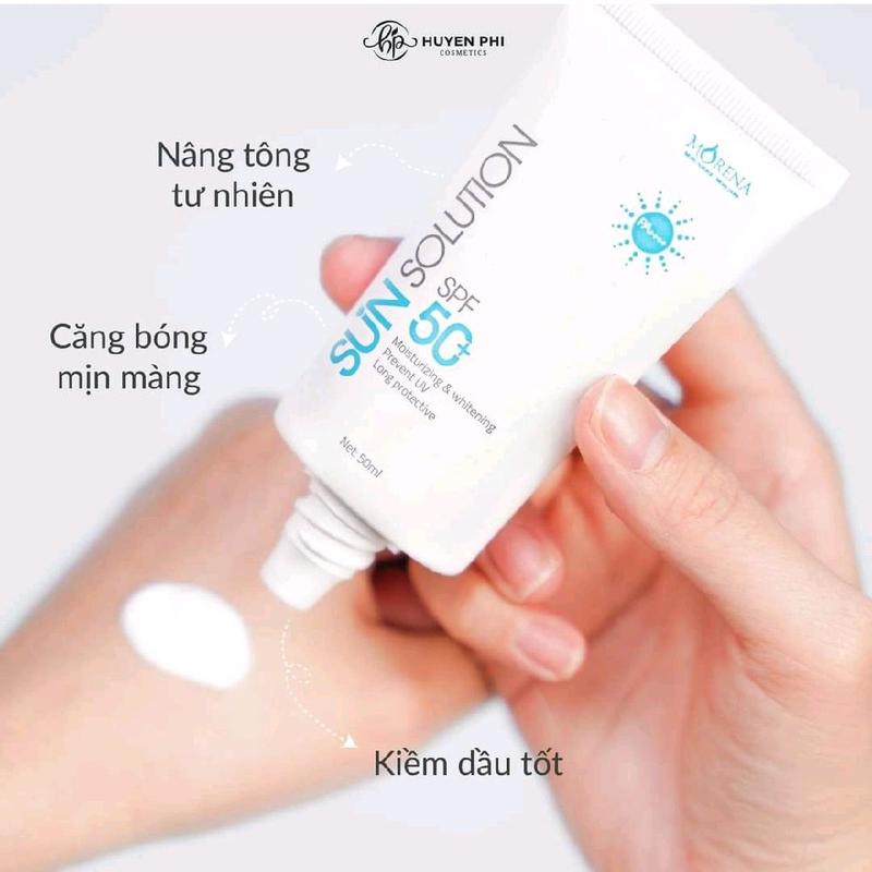 Ố Ã Ó - Ả Ệ À  Đ Ạ Ì Ắ Ó CHỐNG_NẮNG Huyền Phi với công dụng: Chỉ số chống nắng cao SPF50+ PA+++: – Bảo vệ da khỏi các tác hại nghiêm trọng từ các tia nắng mặt trời, tránh các vết sạm, nám, tàn nhang, đốm n 1