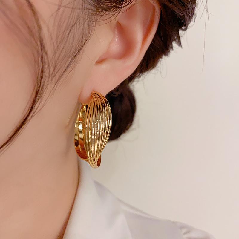 Vòng Tai Kim Loại Xoắn, Thiết Kế Cỡ Lớn Phong Cách Hàn Quốc, Hoa Tai Đơn Giản Và Phong Cách, Dành Cho Phụ Nữ, Xu Hướng Mới, Kim Bạc 925, Kẹp Tai, Duyên Dáng, Người Có Ảnh Hưởng Trực Tuyến 2