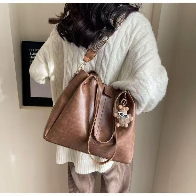 Product Introduction of Túi Tote Sức Chứa Lớn, Thời Trang Thu Đông Nữ, Phong Cách Cổ Điển Túi Đeo Vai, Dây Rộng, Túi Đeo Chéo, Thích Hợp Cho Sinh Viên Đại Học Và Người Đi Làm, Lý Tưởng Cho Các Dịp Đi Lại, Năm 2025 12