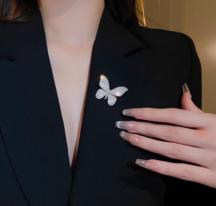 Product Introduction of Shiny Diamond Butterfly Brooch for Women, Unique Design, Elegant Suit Pin, 2023 New High-end Exquisite Accessory 7