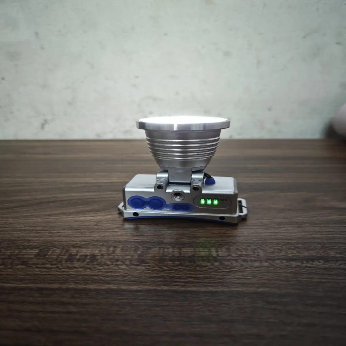 Mã J52: Đèn pin đội đầu, có choá led 5cm, dung lượng pin 7-8h, ánh sáng trắng, có led hiển thị dung lượng pin
