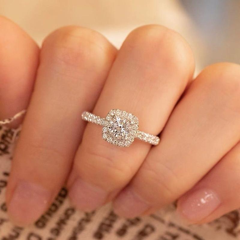 Product Introduction of Fashion Square Moissanite Diamond Ring Female 50 Points 1 Karat Light Luxury Couple Luxury Wedding Ring Square Proposal Wedding Ring 3