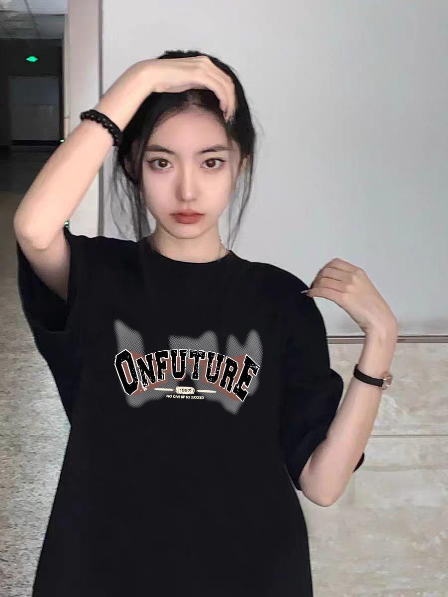 Kaos lengan pendek hitam dan putih untuk wanita, gaya baru musim panas 2025, atasan kaos longgar kasual dasar yang melangsingkan, gaya Instagram.