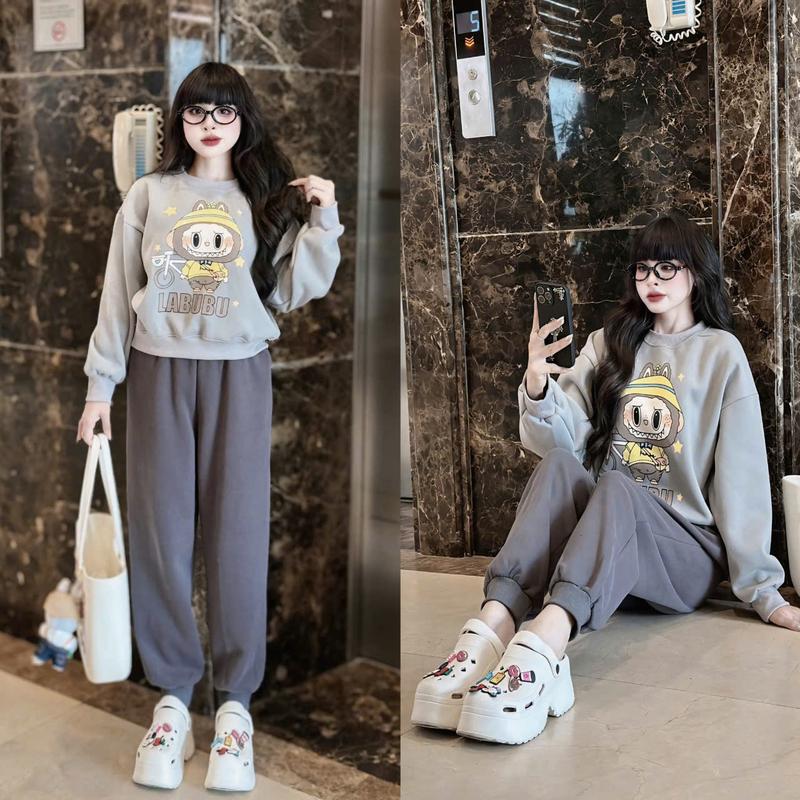 Bộ Quần Áo Màu Ghi Xám Nữ Form Vừa Freesize 40-60kg, Hoạ Tiết Gấu Labubu Xe Đạp, Chất Liệu Nỉ 2 Da, Phù Hợp Mặc Nhà Đi Chơi, Set Đồ Nữ Mùa Đông, Bộ Nỉ Thu Đông Nữ, Women Màu Nâu