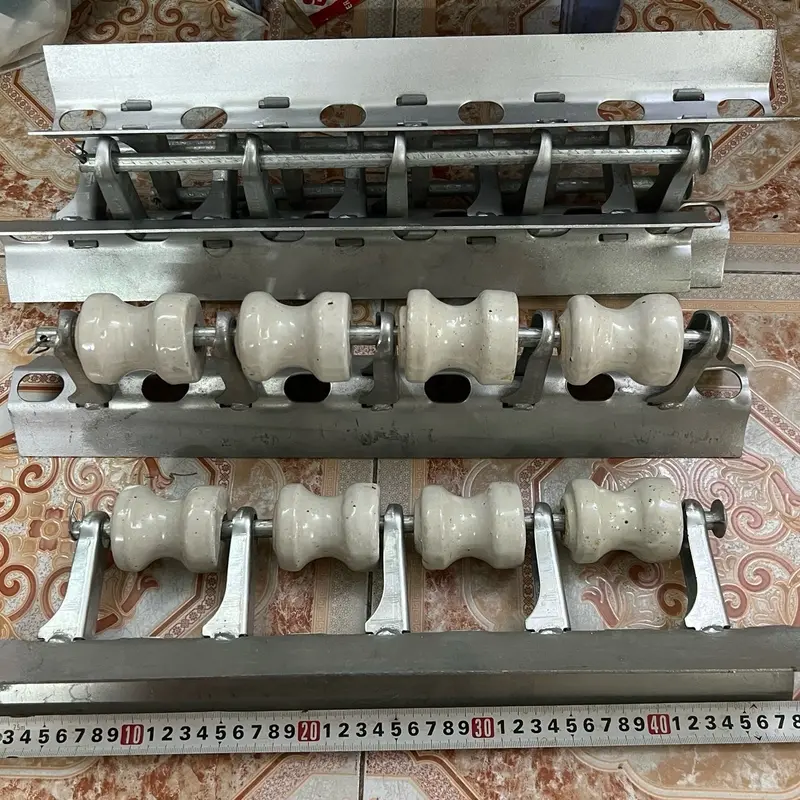 Bộ khung đỡ sứ, Rắc 4 xi ( 4 ô ) + Sứ cách điện 7cm 0