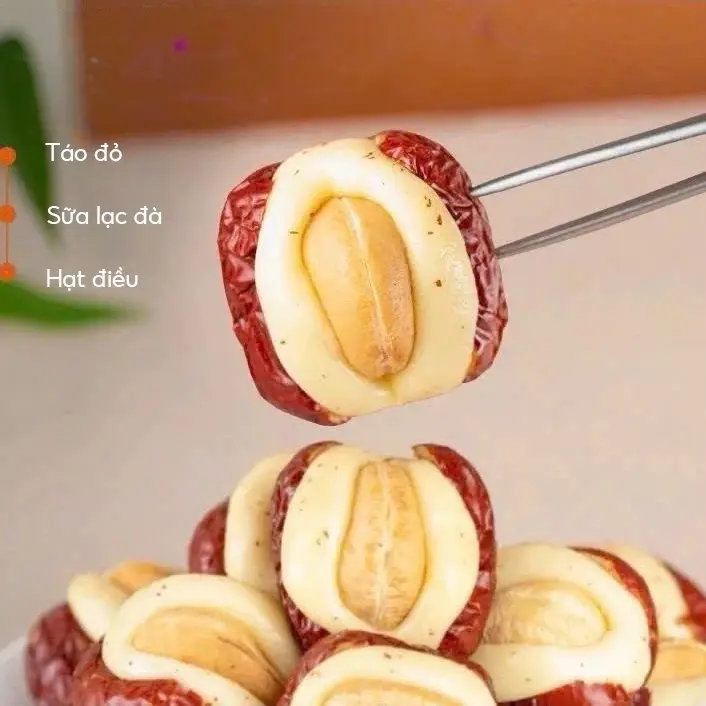 Combo 2 Hộp Táo Đỏ Kẹp Sữa Lạc Đà Nhân Hạt Điều ( cả vỏ ) ( 1 hộp 300G ) Snack Food Ăn Vặt Nuts Thức Ăn [ khách lưu ý ngày in trên bao bì là ngày sản xuất ] 1