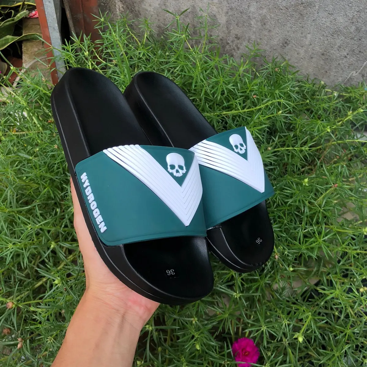 quai ngang chữ v sản phẩm dc ưa chuộng nhất hiện nay có size từ35 đến43cho các bạn lụa chọn Slipper