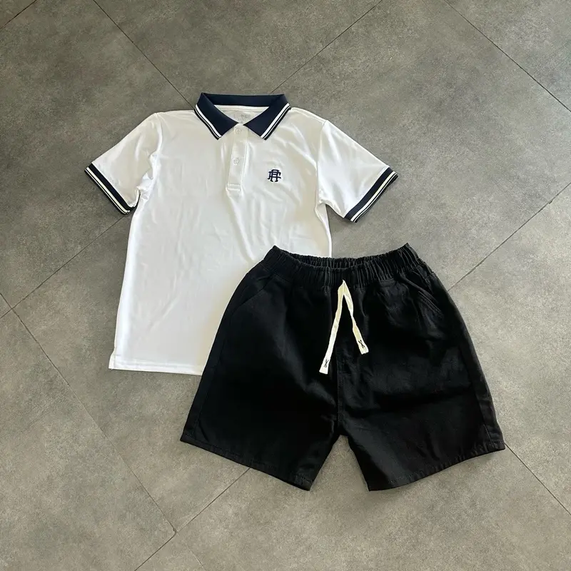 Bộ áo polo thêu logo chữ và quần short jean đen dây TO