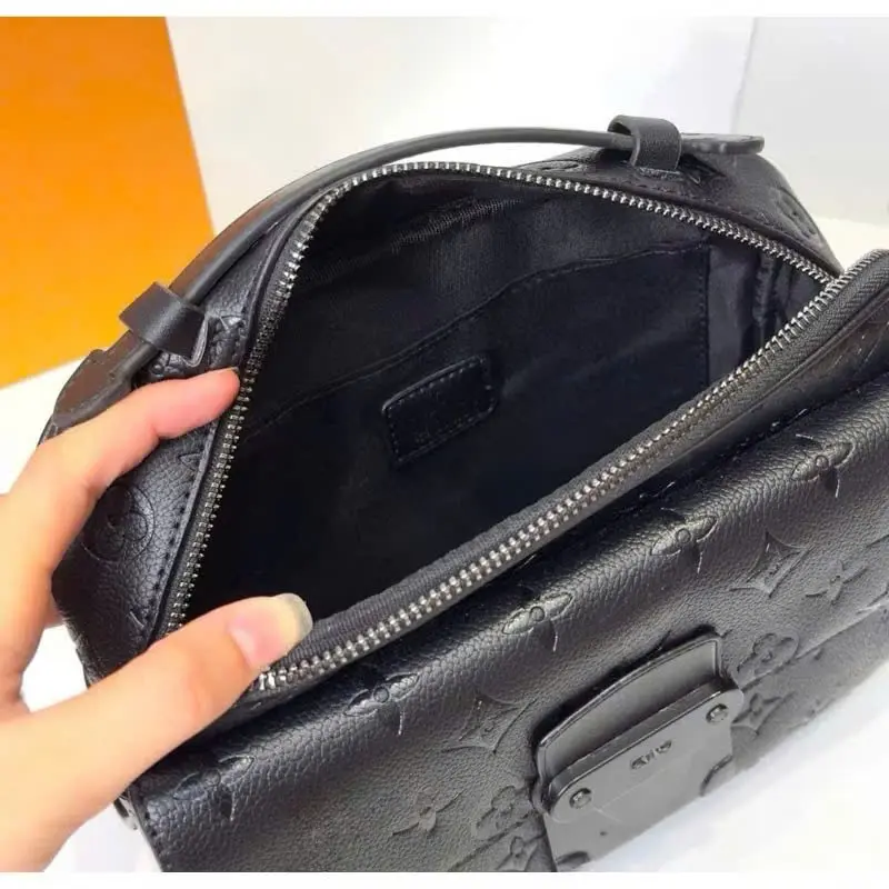 ( Full Box ) Túi Đen Hoa Chìm  Đeo Chéo Nam Nữ Có Quay Xách Tay Ngăn Rộng - Chất Liệu Da Cao Cấp Nhập khẩu Kích Thước 24x18x7 2