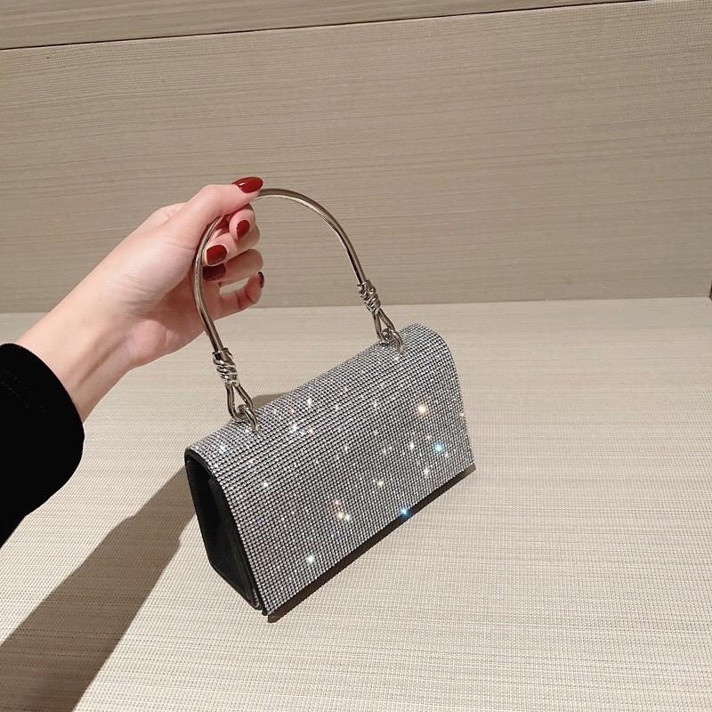 Product Introduction of Túi Xách Nữ Đeo Chéo Bag Clutch Đi Tiệc Cầm Tay Quai Kiềng Đính Đá BlingBling Màu Đen Màu Bạc Sang Chảnh Kèm Dây Xích Size 18 HÀNG CHUẨN QC Nhung Kem tuixach  thoitrang Khô sạch Nhẫn Đinh 11