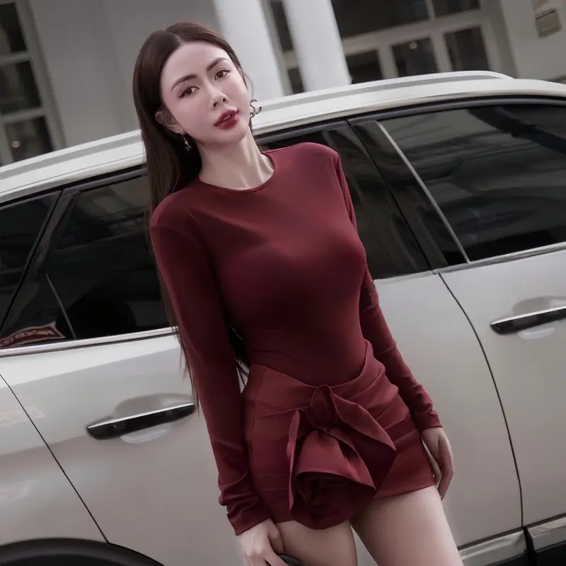 ￼Set váy ôm body với phần áo cổ tròn tay dài kèm chân váy ôm ngắn đính hoa bản to 0