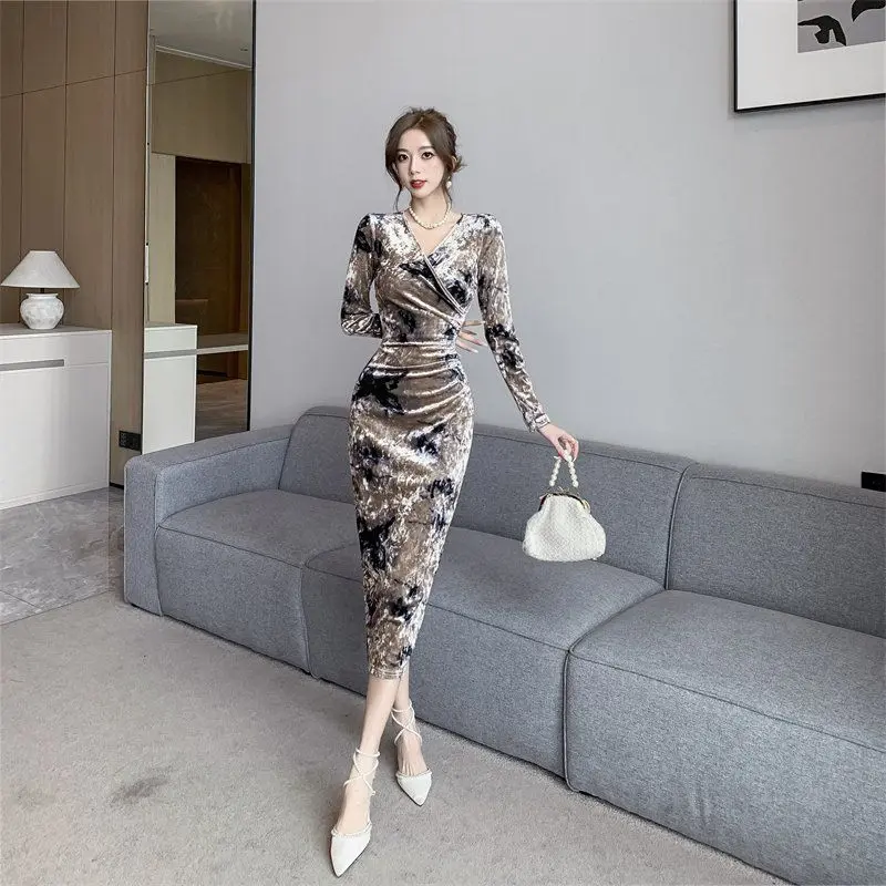 Gaun Bercetak Baldu Emas, Leher V, Lengan Panjang, Elegan dan Sosialit, dengan Beg Pinggang dan Punggung, Skirt Panjang Feminin dan Seksi Casual Dress,starry night dress,dress tulip,dress dinner event,dress christmas,dress for women,dress Vintage Retro
