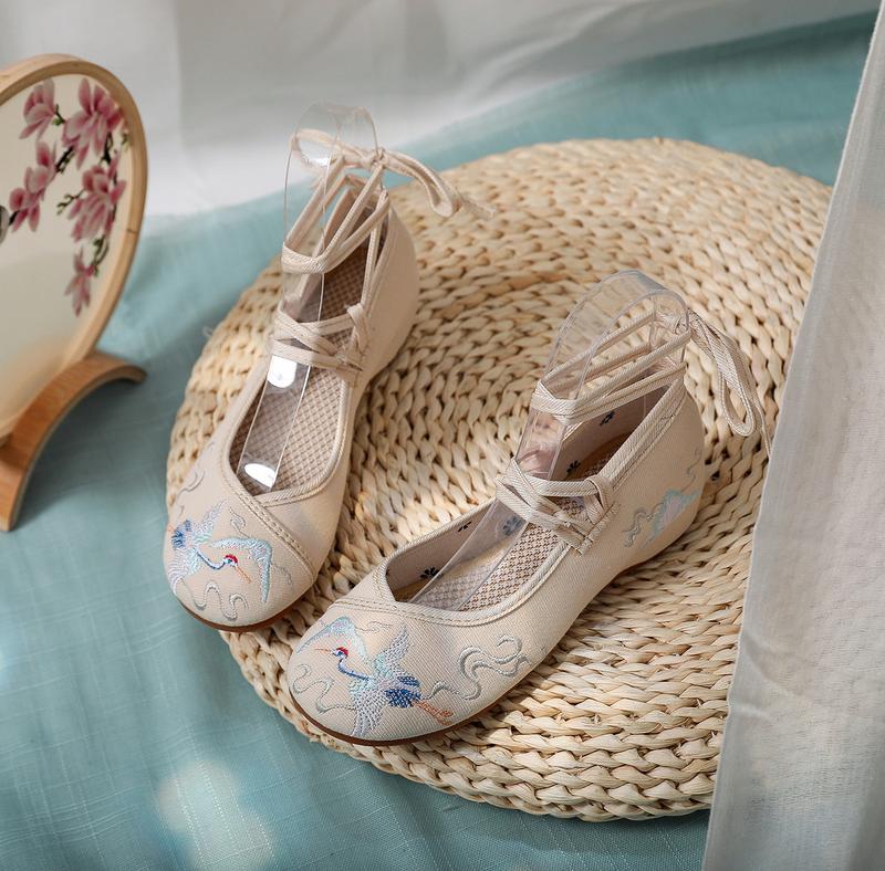 Product Introduction of Embroidered Shoes Old Beijing Cloth Shoes Ancient Style anora  shoes jumbo  flat 3