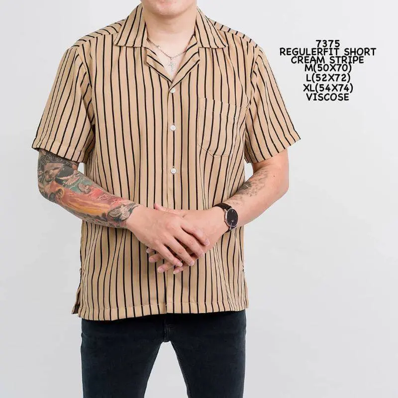Kemeja Pria Salur Lengan Pendek Kemeja Strip Cowok Motif Setrip Kemeja Cowok Terbaru Santai Setrip V-Neck Slim-fitting Setrip Hem Kerah Panjang Hitam 2