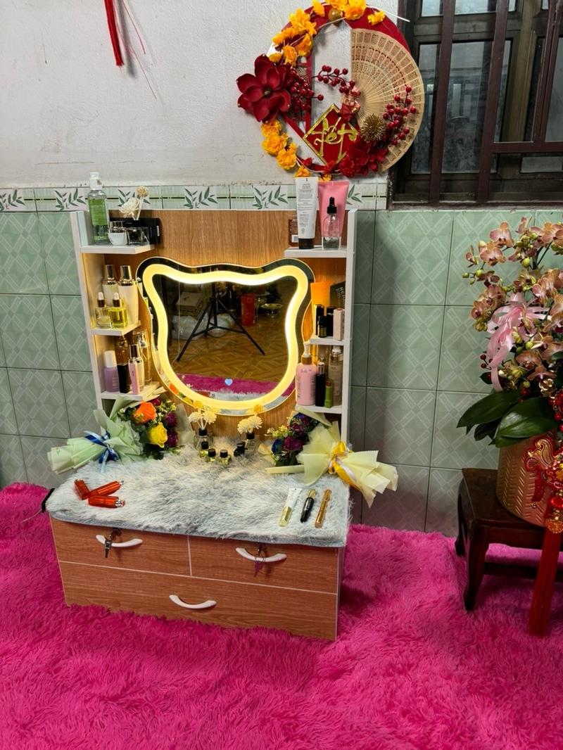 Product Introduction of Bàn trang điểm 3nk 2 kệ mặt kính kèm thảm 15